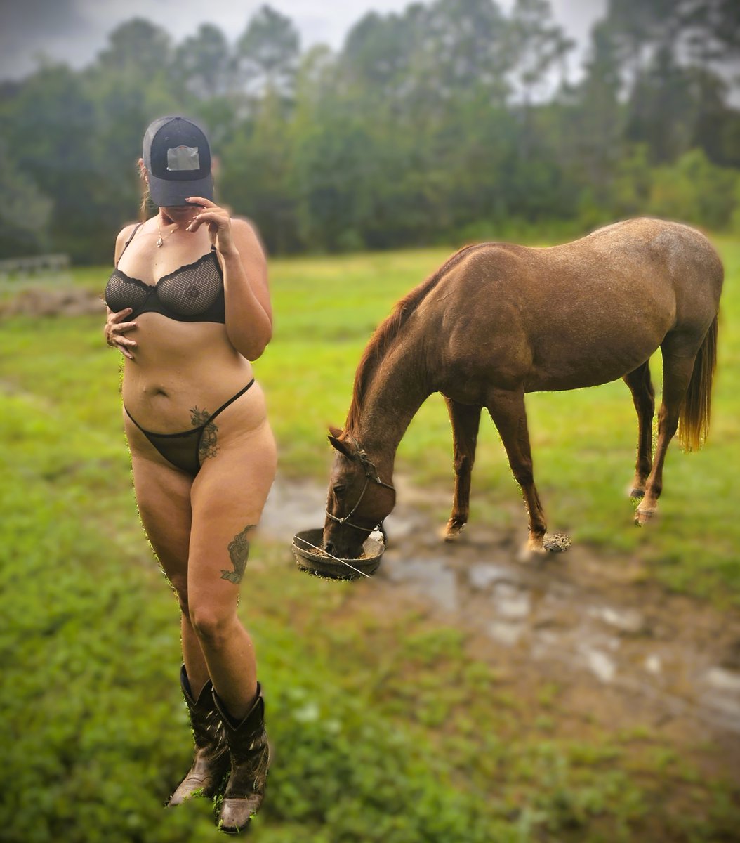 SimplelyKatrina's tweet photo. Another day, another adventure on the farm.  Country wifey is back outside spending a little quality time with her big guys. Who says farm chores can’t be fun?
#CountryWifey #FarmLife #CountryGirl #FarmDays #CountryLiving
https://t.co/9MXiXqoj3g https://t.co/1L8t8q9xuC