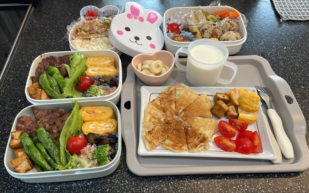 otbkblack's tweet photo. 今日の夫が作る子どもの朝ごはん＆私と妻の昼のお弁当＆子どもの昼と夜の幼児食お弁当〜。
#お弁当　#お弁当日記　#お弁当記録　#育児　#幼児食　#男メシ https://t.co/fyaMme5gyK