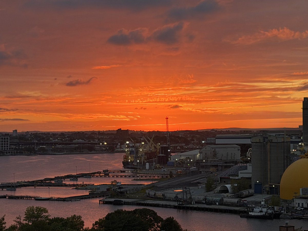 ChelseaScanner's tweet photo. Another beauty of a sunset
this evening… #sunset 🌅
#ChelseaMA https://t.co/jbCp7YfW4I