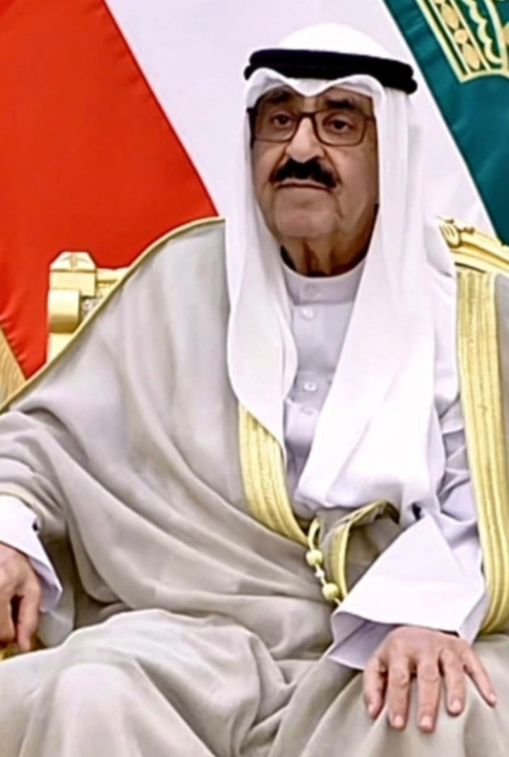 ourkuwait's tweet photo. غير هالكلام .. قرقر عالفاضي ..
لما اتيي جرادة تستلم الحكم ، وتدوس على الدستور وتلغيه وتسحق وتلغي نص الشعب ، مايصير تقول سمعا وطاعة ، ومايصير يكون للمطالبات سقف ، وماكو قانون بينا وبينه ولا اكو عهد خلاص ، هو لغى القانون وقال دستوركم مابيه ، مايصير أنا أقول لا انا اتعامل مع هالجرادة وفقا للدستور وما أييب طاريها بمعرض القدح والذم ، لا عزيزي ، انت لغيت الدستور الي يقول ذات الأمير مصونة ، ولغيت كوني مواطن تحت إمرتك ، اذن مالك ولاية علي ولا انت حاكمي ولا سمعا لك ولا طاعة ، مايصير. افنش موظف مثلا وثاني يوم انزل عليه عقوبة خصم ، خلاص انت فنشته ، مايصير اعدم انسان وثاني يوم احكم عليه بالسجن ، انت خلاص نهيت حياته ، مايصير اسحب جنسية انسان واقوله احترم ذاتي الاميرية ، طز فيك وبذاتك انت خلاص صرت مو اميري، انت وقعت على هالشي اني مو تابع لحكمك ولا اقع تحت طائلة ولا مسؤولية الدولة واني ادبر روحي انا وعيالي واحفادي، انت قطعت عني وعيالي كل سبل العيش والحياة ، فلا انت اميري ولا سمعا ولا طاعة لك والي يقول غير يسقط حكم مشعل هذا انسان جبان ديوث مايخاف على الي قاعد يصير بعرضه وحريمه وعياله من بهذلة وتشتت ودمار مستقبل