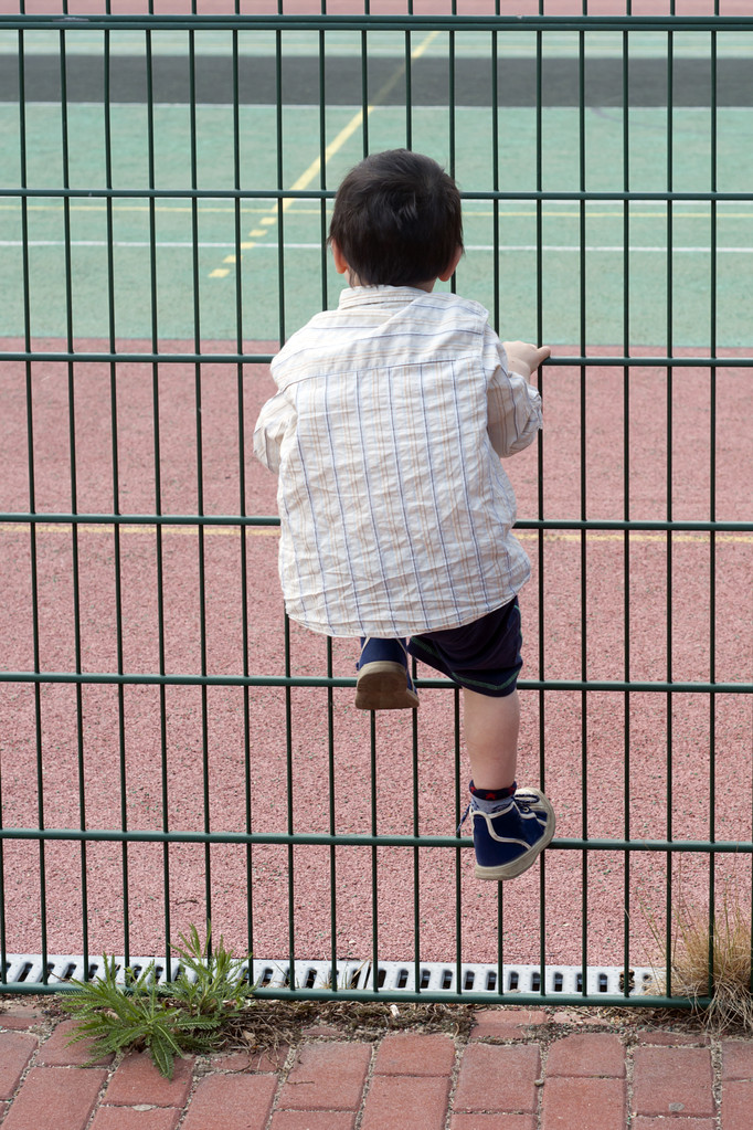 disma_prabu's tweet photo. [A guy climbing the fence, accurately every step, no mistakes in his move!] https://t.co/g4ohGNajCP