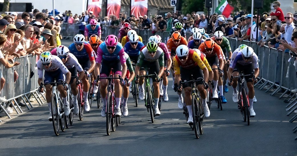 GEBDeportes's tweet photo. 🚴♂️#TourdeVendee #TDV2026 #DatoGEB
El mexicano César Macías del equipo Burgos Burpellet BH, terminó 9° de la 53rd Tour de Vendée en Francia, cerrando en el sprint final.
Recorrió 198.2km de Saint-Jean-d'Hermine a Saint-Gilles-Croix-de-Vie.
El ganador fue el francés Alexis Renard con un tiempo de 4h05m32s
#CesarMacias