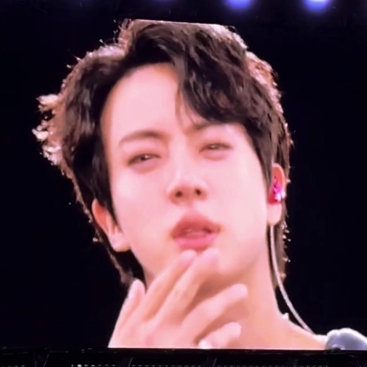 jinslookbook's tweet photo. is this normal? https://t.co/avLqUUI6TE