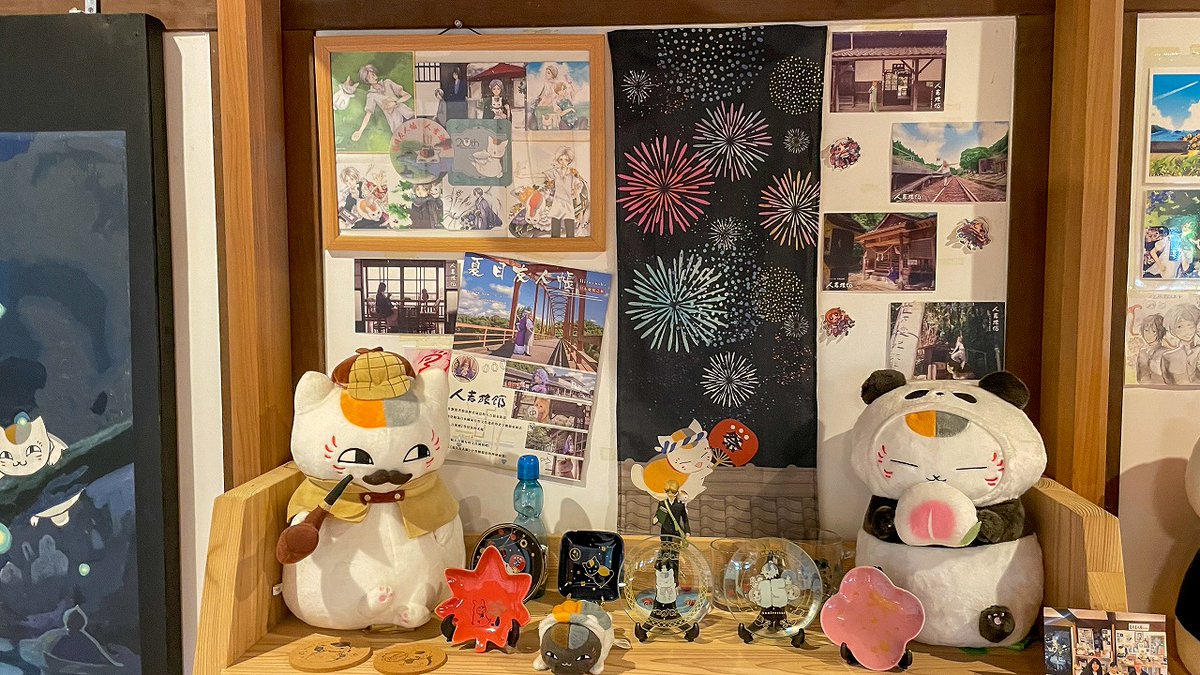 HitokumaCH's tweet photo. 人吉旅館さんの館内にある「夏目友人帳コーナー」📚🐱
ニャンコ先生のぬいぐるみや作品のイラスト、グッズ、ファンの皆さんが残した友人帳などがずらり。どこを見ても『夏目友人帳』への愛が感じられる、あたたかな空間です。
作品をきっかけに人吉を訪れた人たちの思いも重なり、人吉旅館さんならではの優しい一角になっていました😊
#夏目友人帳 #ニャンコ先生 #人吉旅館 #人吉 #熊本