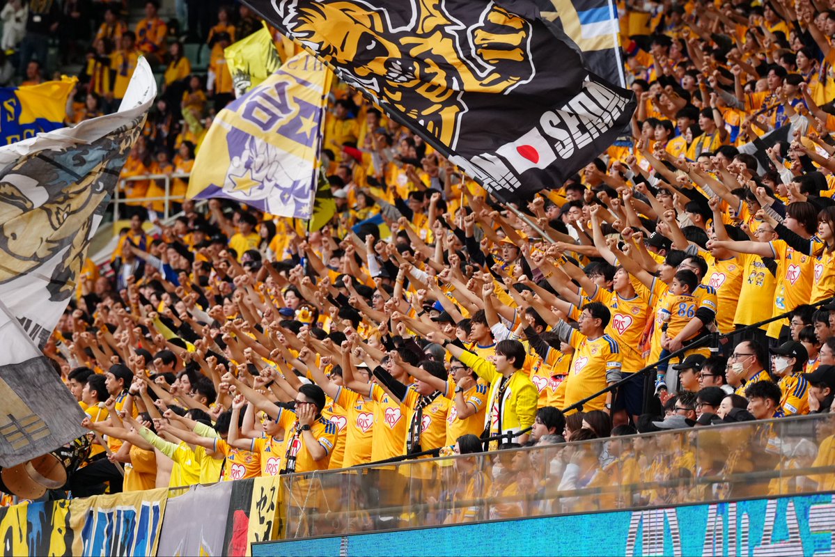 Rodysoccer007's tweet photo. この仲間の力は偉大。 最高の後押しをありがとうございました！
次はダービー🔥 お互いを信じて前に進むだけ。 共に山を越えたい。
#ベガルタ共闘 https://t.co/KCagKIGlVz