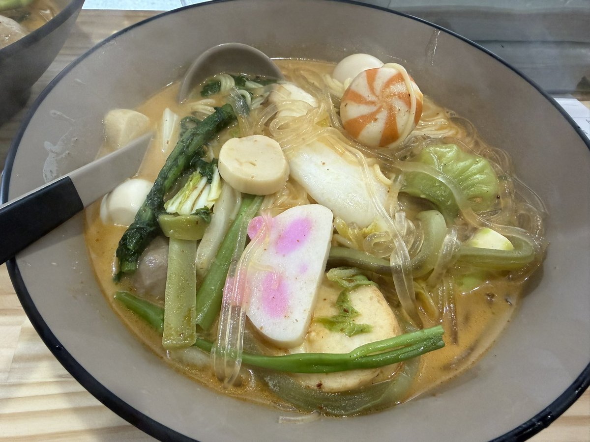masa1989113's tweet photo. 自分で具材と麺を取るタイプの麻辣湯初めて行ったんだけど欲望のままに取ったらお会計3000円超えたし『入りきらなかったので…』ってどんぶり2つに分けられて(
左上に写ってるやつ)1人で2個食べてるみたいな構図が出来上がって恥ずかしかった。
※味は美味しかったし残さず食べました https://t.co/2w8RbFB5W2
