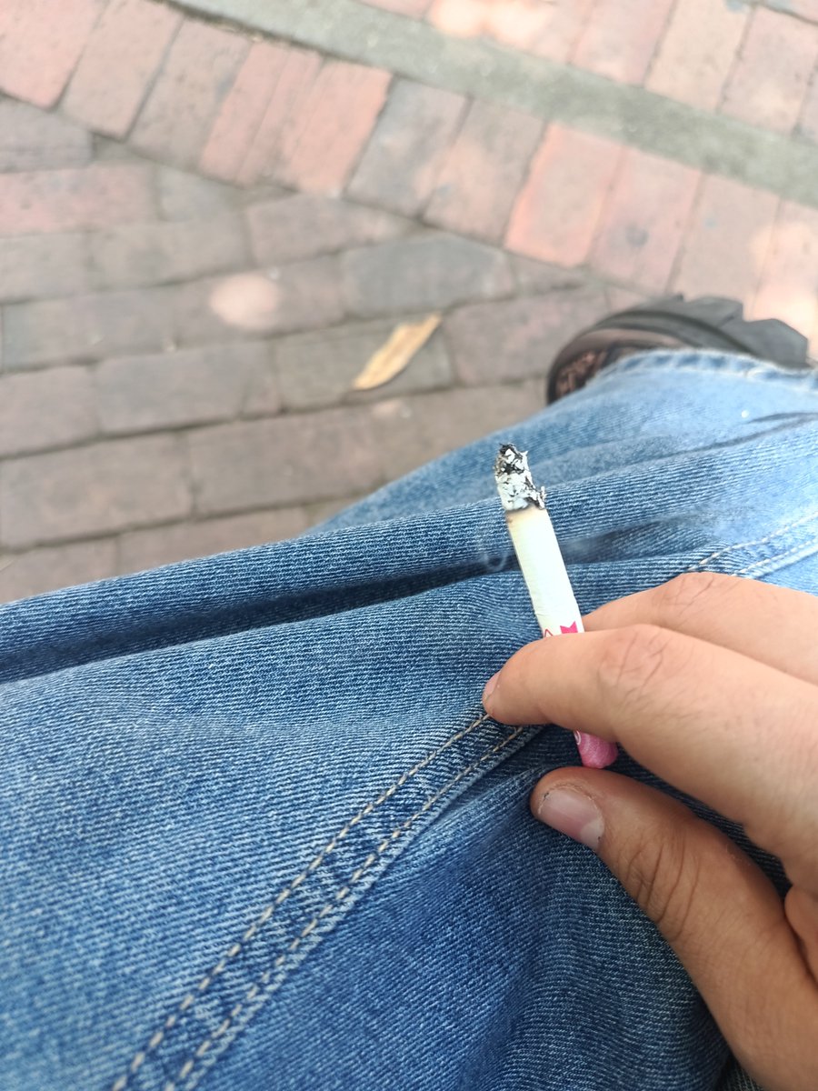 kaybytez's tweet photo. El Malboro me hace sentir miserable, lo amo https://t.co/1oFgKDzfnI