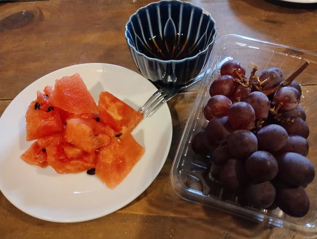 benitenmaru's tweet photo. おはようスイカとサニールージュ。
今日保健所の検査がある。これで営業許可が開店予定にギリギリ間に合う。危なかったわ。 https://t.co/s45e8VZAHG