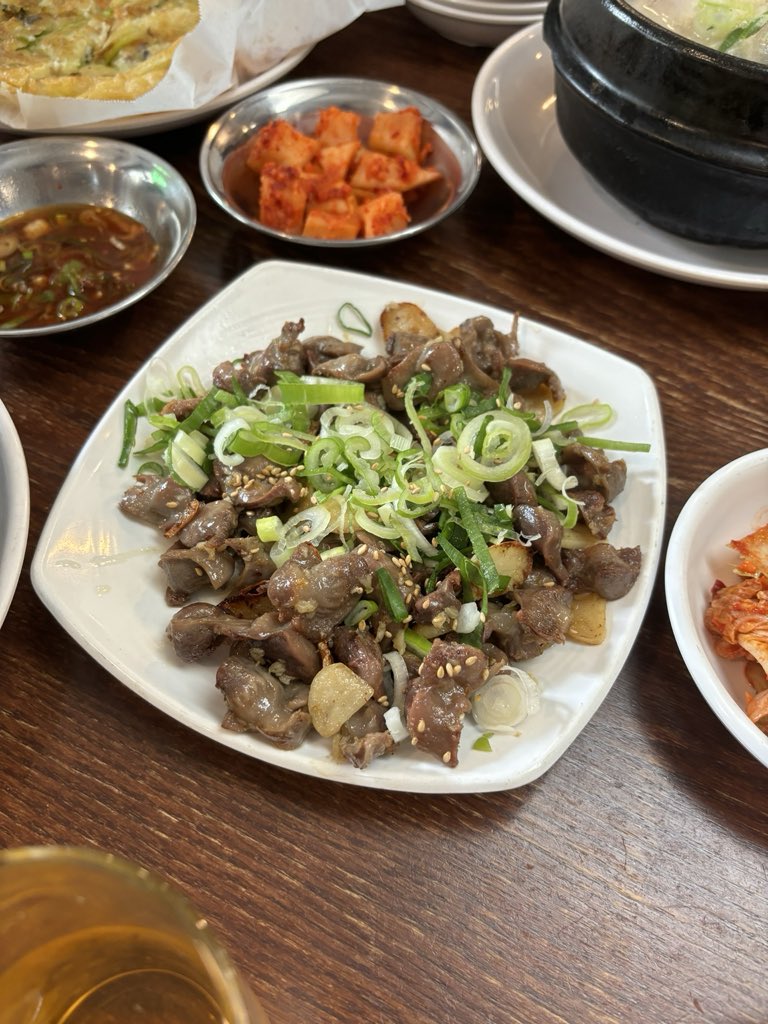 wonkorem's tweet photo. 明洞で参鶏湯食べるならここ🇰🇷

鶏がほろほろでスープも優しい味🤤
鮑のお粥まで美味しい◎
砂肝のニンニク炒めもビールとの相性抜群🍻

📍ベクジェサムゲタン
📍ソウル特別市 中区 明洞二街 50-11
🗺️NAVERマップ
https://t.co/8knDL8M2jX⁠

#韓国旅行 #明洞グルメ #参鶏湯 #韓国グルメ https://t.co/iD2iO6SN4H