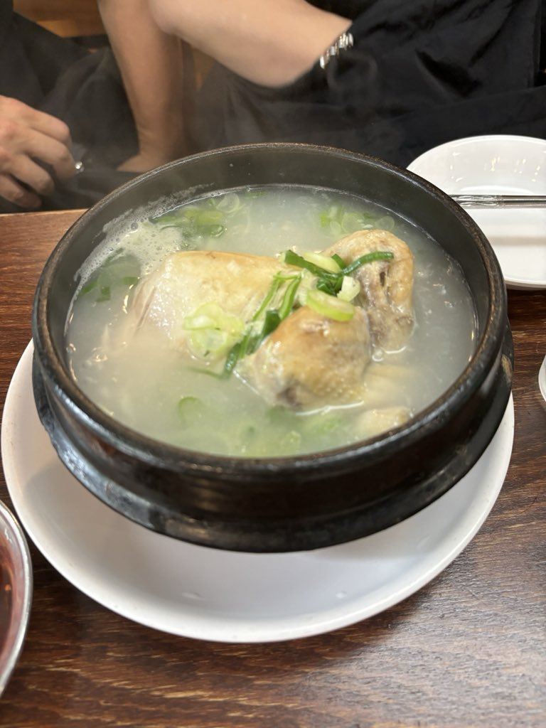wonkorem's tweet photo. 明洞で参鶏湯食べるならここ🇰🇷

鶏がほろほろでスープも優しい味🤤
鮑のお粥まで美味しい◎
砂肝のニンニク炒めもビールとの相性抜群🍻

📍ベクジェサムゲタン
📍ソウル特別市 中区 明洞二街 50-11
🗺️NAVERマップ
https://t.co/8knDL8M2jX⁠

#韓国旅行 #明洞グルメ #参鶏湯 #韓国グルメ https://t.co/iD2iO6SN4H
