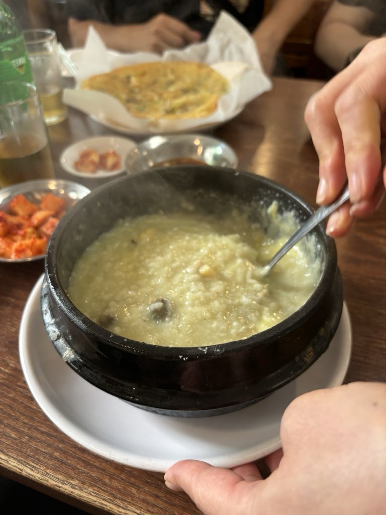 wonkorem's tweet photo. 明洞で参鶏湯食べるならここ🇰🇷

鶏がほろほろでスープも優しい味🤤
鮑のお粥まで美味しい◎
砂肝のニンニク炒めもビールとの相性抜群🍻

📍ベクジェサムゲタン
📍ソウル特別市 中区 明洞二街 50-11
🗺️NAVERマップ
https://t.co/8knDL8M2jX⁠

#韓国旅行 #明洞グルメ #参鶏湯 #韓国グルメ https://t.co/iD2iO6SN4H