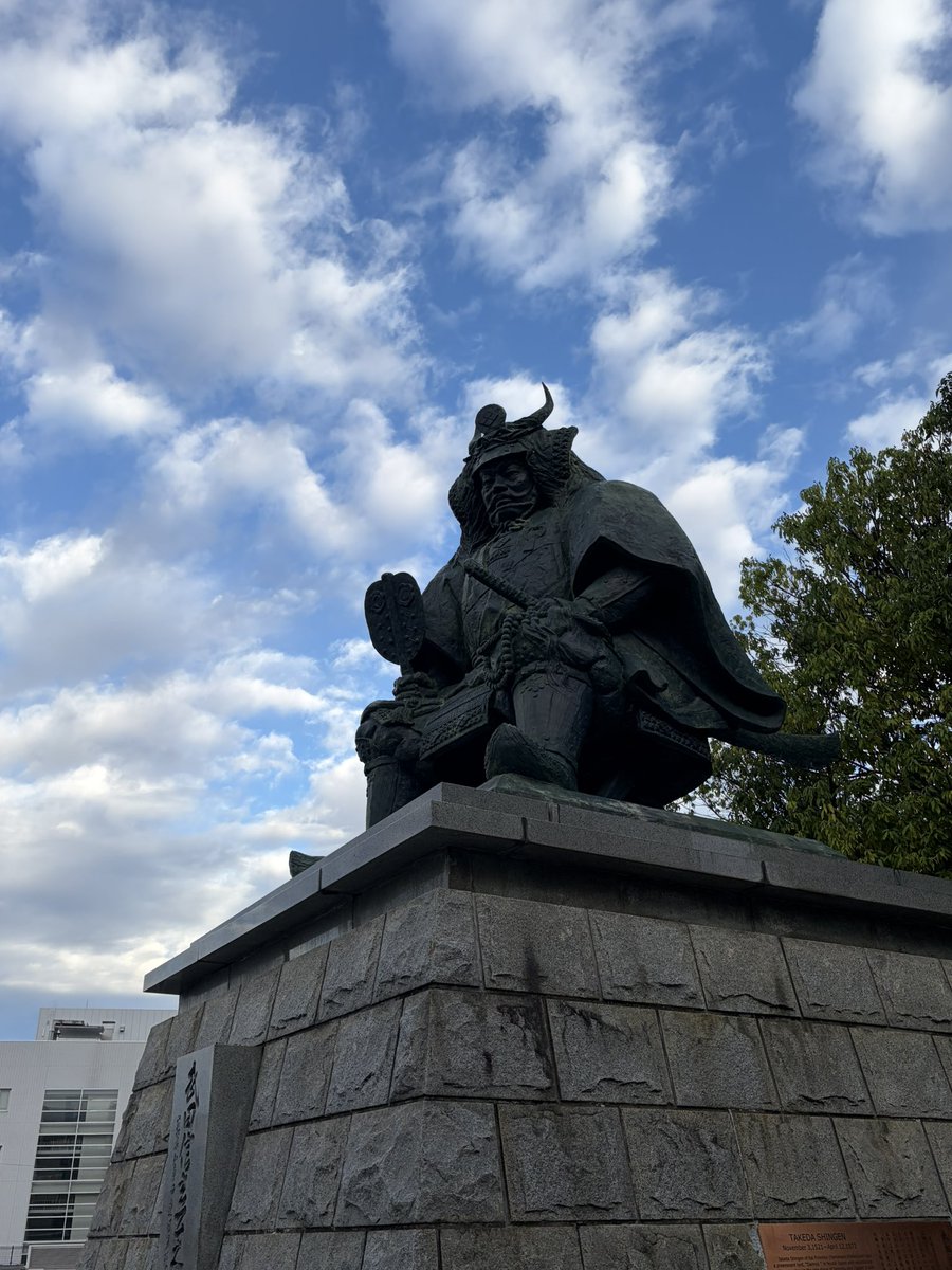 hirotakeichi's tweet photo. 週末は旅行で走らず、今朝は出張先甲府で。肉離れ副作用の脛の痛みが両足に広がりなかなか思う様に走れず。でも気候も天気も良くメチャ気持ち良し！^_^。#気持ち良し　#甲府　#肉離れ　#神戸マラソン　#青空ラン https://t.co/yYLA7hff1f
