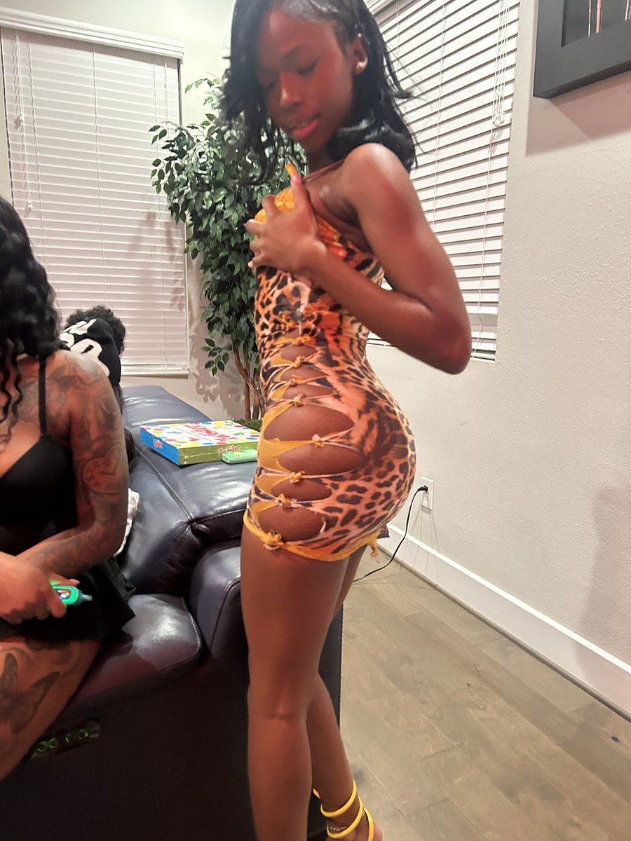 novasspaceship's tweet photo. skinny girls just do it better😻 https://t.co/7rPorxsBi2