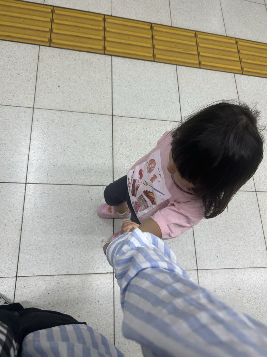 yudaiot's tweet photo. 4時起床→朝っぱらから、猫を朝から追いかけ回す。→ヨーグルトは床に投げる。→口を一向に開かず歯磨きキャンセル。→歩きたいと言い家から駅まで30分以上かけて歩く。

出勤前に既に疲労が半端ない、、、。 https://t.co/hjBX71gw3c