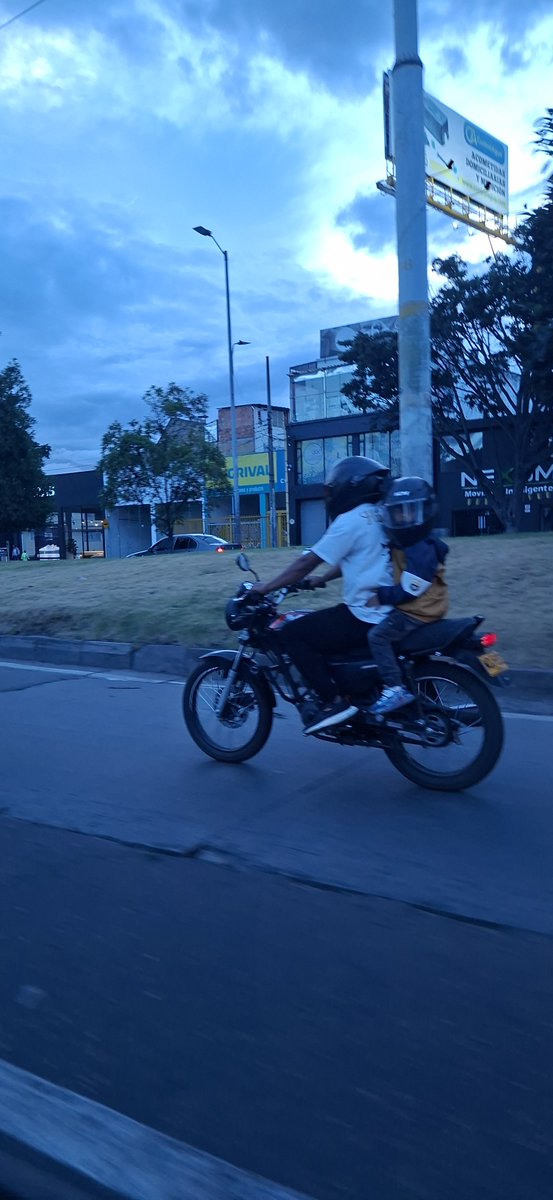 Alejoaguileraco's tweet photo. Vean esta belleza. Ese niño apenas se puede sostener ahí. Que pasa @PoliciaColombia https://t.co/hsrGdYdOi9