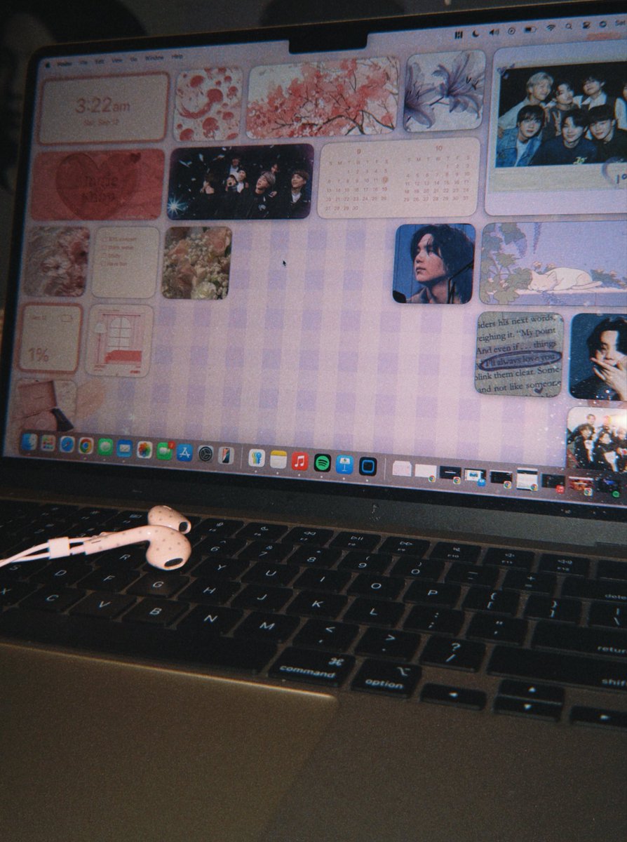 LINYOONGS's tweet photo. my macbook setup do we fw it guys https://t.co/Y4KljobhCI