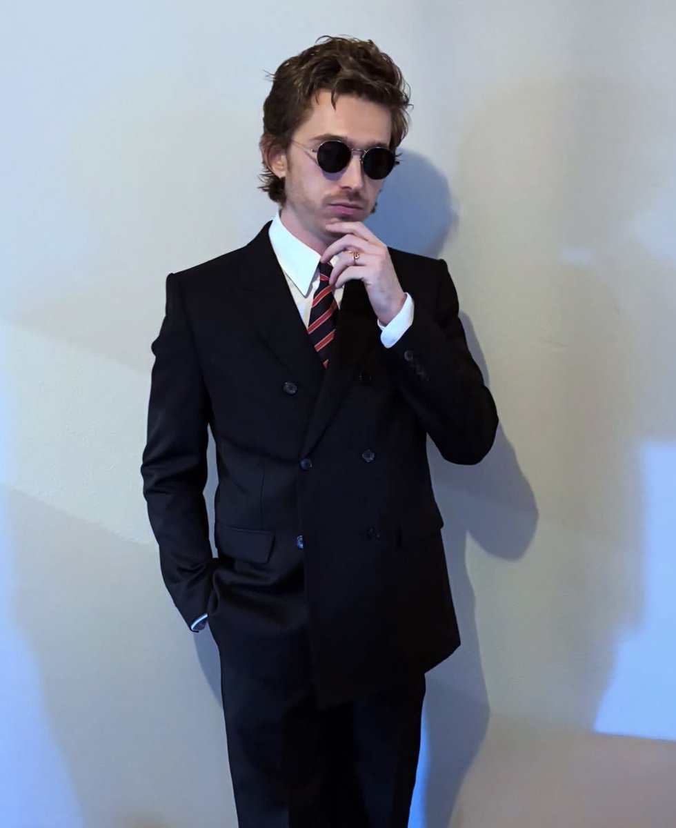 medivials's tweet photo. me putting on the sunglasses that instantly make me do a swag pose https://t.co/VRtLX7Vn4S
