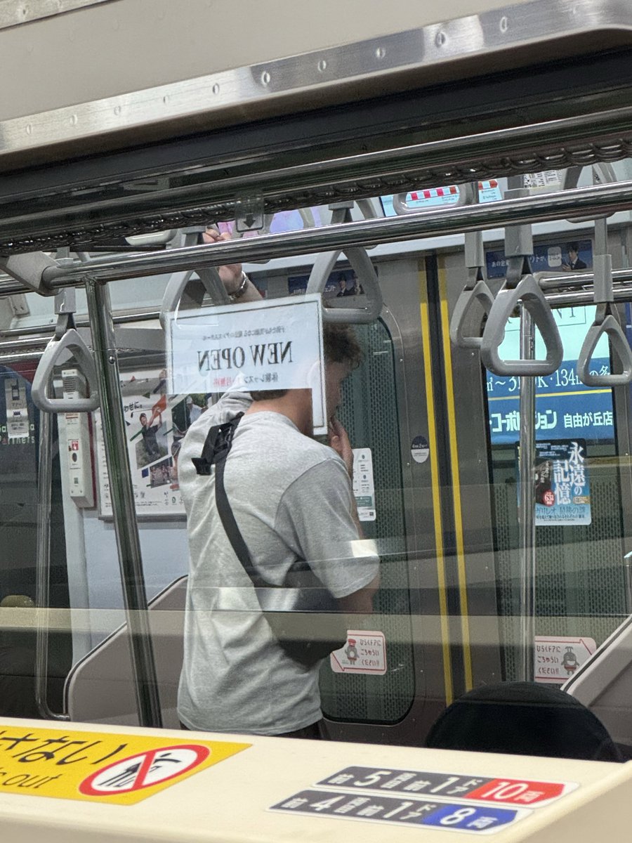 0915_taka_'s tweet photo. 10/4 21:30頃、東急東横線 渋谷方面の電車。

ホームで外国人2人がタバコを吸っていて、1人は燃えている吸い殻をそのままポイ。
もう1人はそのまま電車の中で喫煙。 https://t.co/OiMunrpp4J