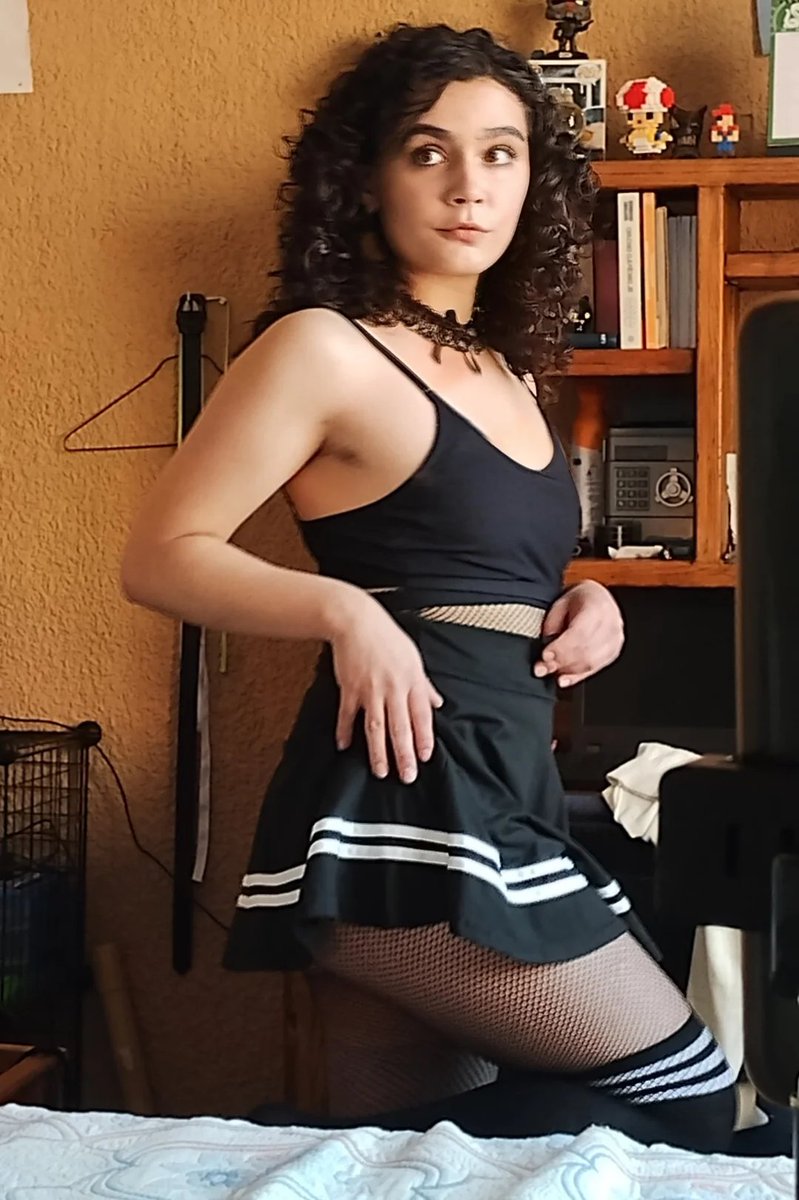 PequenoVic22263's tweet photo. Ya se que ya no es 2020, pero jamás dejaré de usar esta falda ;3 🖤🤍 https://t.co/tNBtb9RMs8