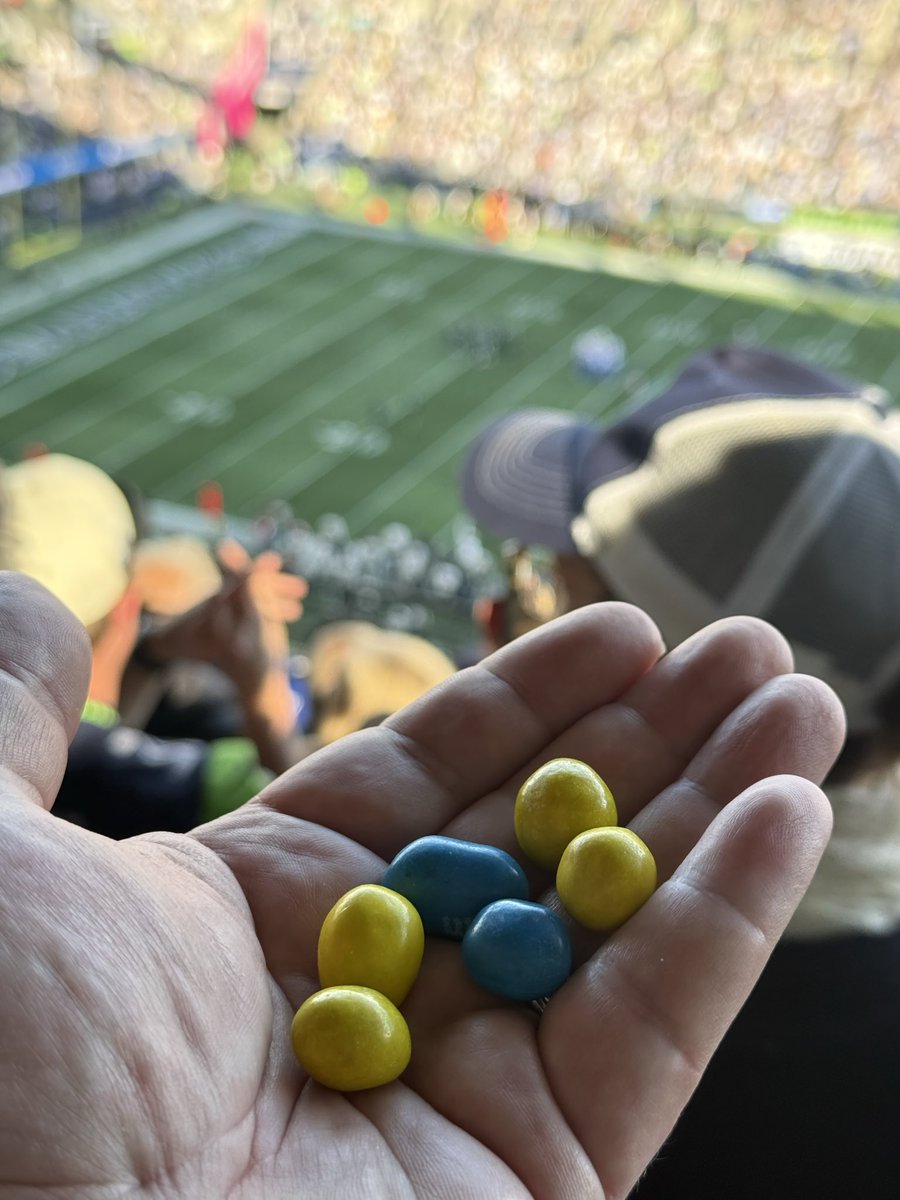 h2orules's tweet photo. Candy scandal! Our opponent’s color combo came out on the first pour of the box! 

@Seahawks @mmschocolate What would it take to sell home team color combos in the stadium??? 

#GoHawks #BlueThunder #LumenField https://t.co/X5QGoTYvlY