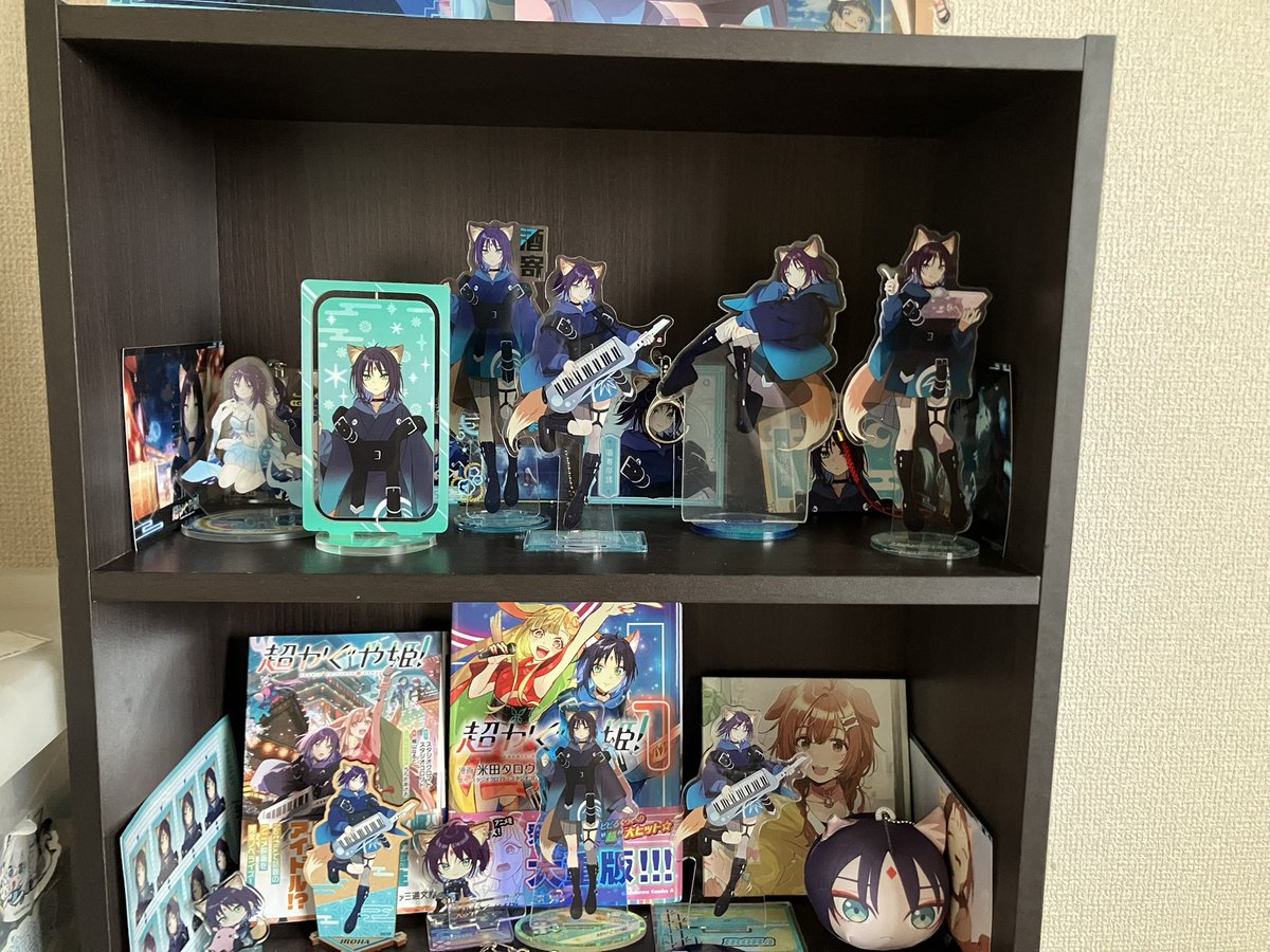 ruru17512's tweet photo. 昨日の夜に言った超かぐや姫グッズ(ほかのアニメグッズもある)を1部公開です！まだ置き場所がなくて全部は見せれないです😭 https://t.co/sHK49Yrnmk