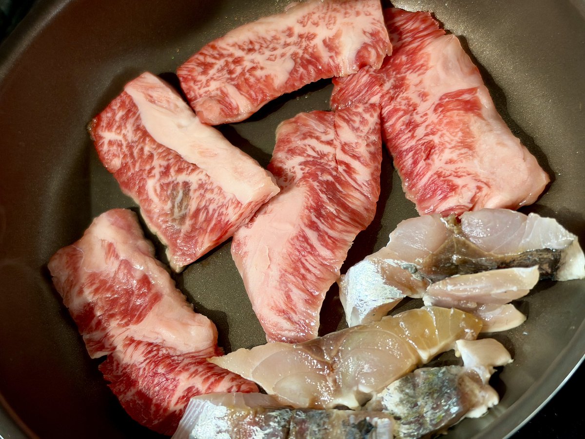yuji207's tweet photo. 一般家庭の朝食は前日の残り物で済ませると聞きまして、残り物のA5ランク信州牛と残り物のギガアジ刺身を焼き肉にして朝ごはん。

ブロッコリーと松茸も足しておくか。 https://t.co/H5Io47aoSo