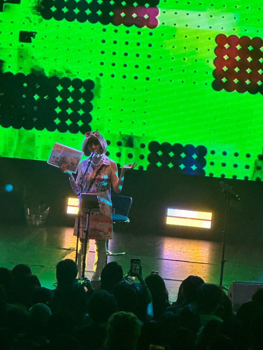 bechdelpass's tweet photo. saw poison girl friend in la yesterday <3 https://t.co/FgQsks4XjV