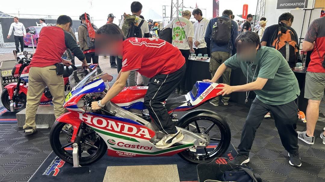 TOS2070's tweet photo. 10月2~4日、もてぎにてmotoGPが開催されました。
TOSからは複数名がコース員として参加し、筑波の経験を活かしながら楽しい週末を過ごしました。
レースレベルの高さは勿論、国際大会ならではの雰囲気、観客との交流など貴重な経験を持ち帰りました。

また来年お会いしましょう‼️ https://t.co/m0zYcle9z1