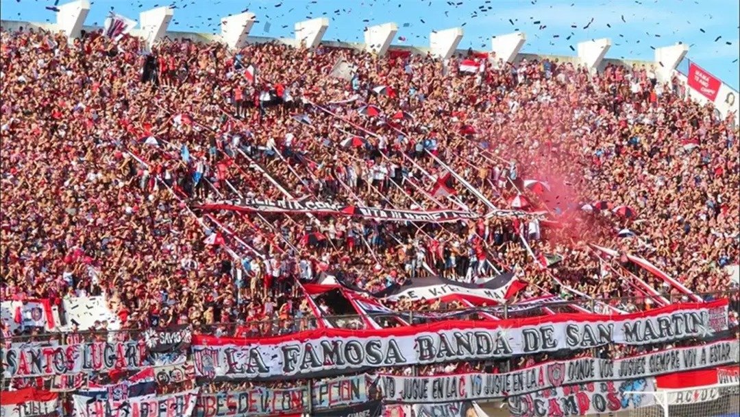 pablocalvari's tweet photo. APREVIDE si quieren ver una hinchada de PRIMERA, habilitá la tribuna visitante de Almagro el fin de semana próximo. Respeten los rangos. #QueVuelvanLosVisitantes https://t.co/QWJE9MCbAA