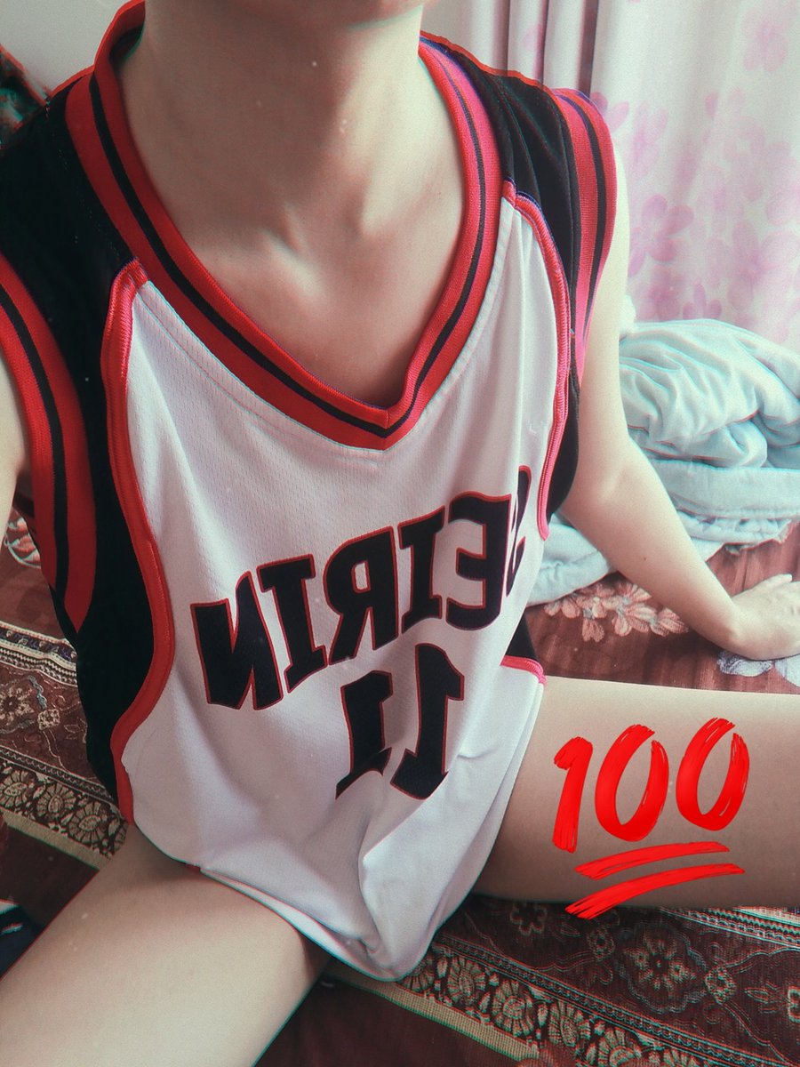 songsam_23's tweet photo. 不知道有没有人懂还是超级小孩哥的时候就被绿奴夫妻俩带着当播种小种马的感觉，啥都不懂的年纪，毛也没有，初精都还在，小学五六年级。当时就为了能玩夫妻俩的电脑和他们平时请吃肯德基，就这么容易。
#绿帽咨询 #绿 https://t.co/tM181HbttV