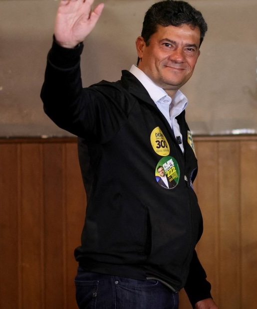 clarincom's tweet photo. SERGIO MORO, EL EX JUEZ QUE ENCARCELÓ A LULA, FUE ELECTO GOBERNADOR DE PARANÁ

Sergio Moro ganó las elecciones a gobernador de Paraná como candidato del Partido Liberal. Con más del 95% escrutado, los datos oficiales le daban algo más del 50% de los votos, casi el doble que a su inmediato perseguidor, Sandro Alex, del Partido Social Democrático. El ex juez federal de Curitiba superó los tres millones de votos.

Moro lideró la investigación por corrupción Lava Jato y fue ministro de Justicia y Seguridad Pública de Brasil. En julio de 2017 condenó a Lula da Silva a nueve años y seis meses de prisión por corrupción pasiva y lavado de dinero en el caso del triplex de Guarujá. 

(+) en Clarín: https://t.co/UJLam9DemZ