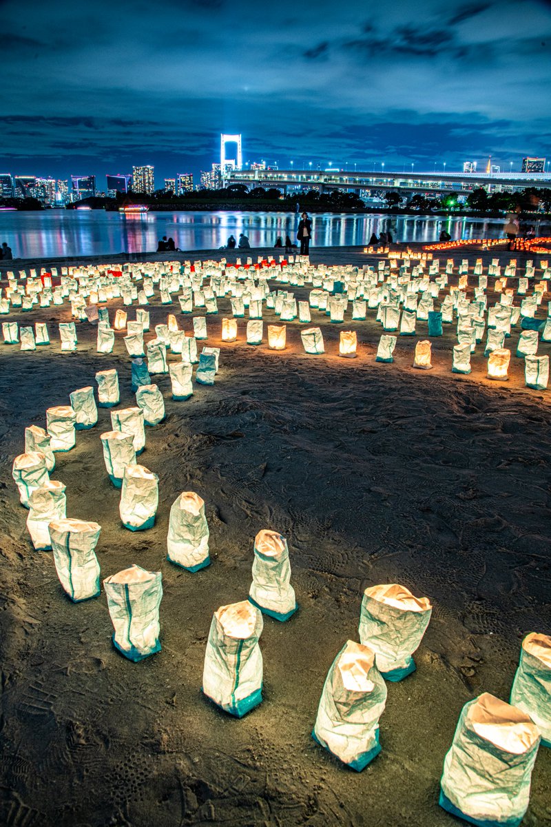 haskap1017's tweet photo. 今年もお台場の海を優しく照らすランプの灯りが綺麗でした https://t.co/aDnWNNDKRz