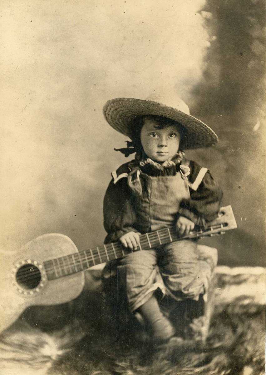 HistoryCalendar's tweet photo. A young Buster Keaton, during his vaudeville years, c. 1897. https://t.co/bohhZrKXkg