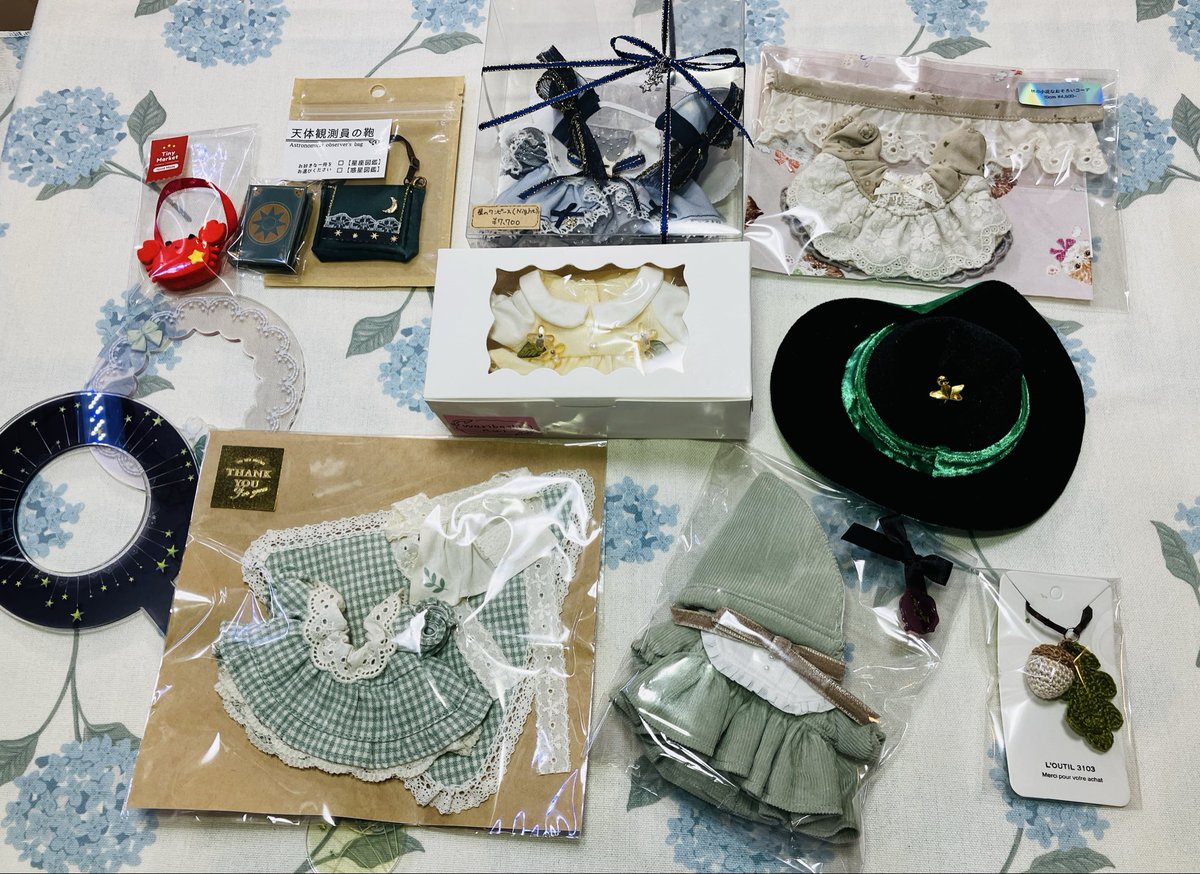 KEN29_08's tweet photo. 続ぬいfes購入品たち
欲しかったドレスなども色々買えてホクホク( ˘ω˘ )早く我が家の子達に着せたいな https://t.co/qp25tQYwub