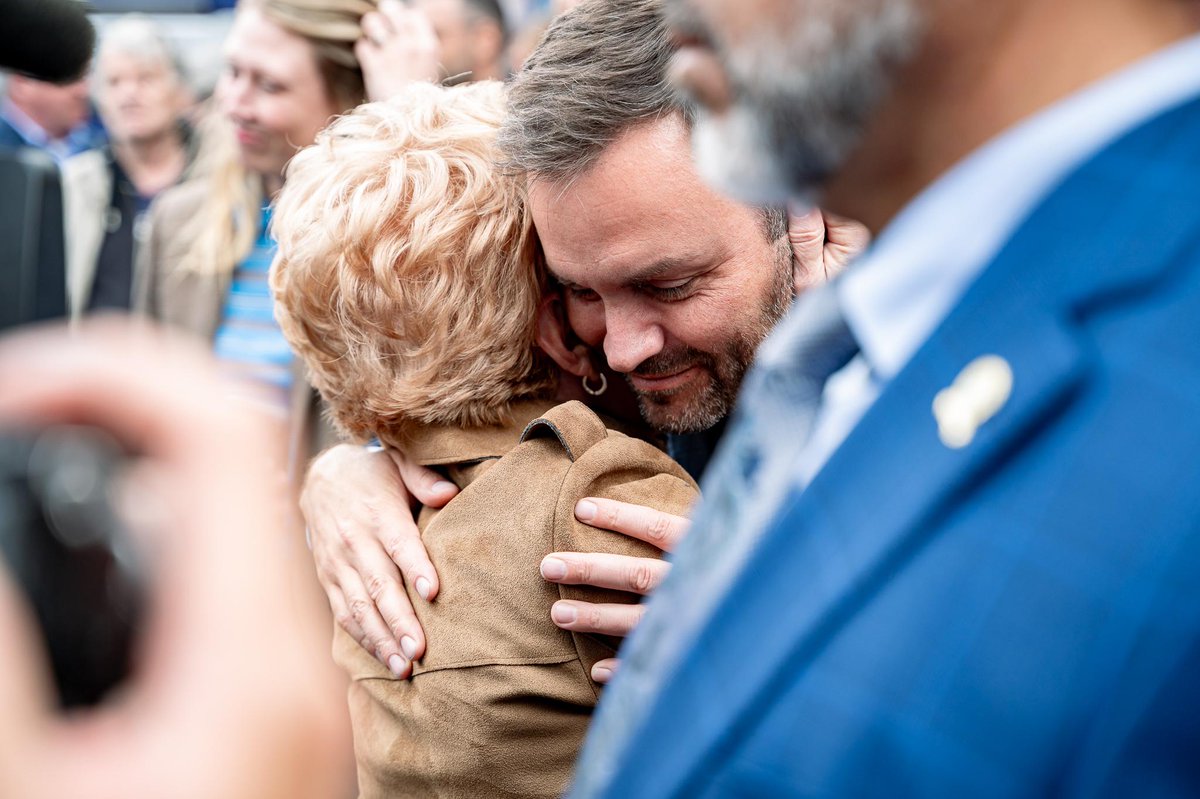 partiquebecois's tweet photo. Le Jour J approche! C’est dans les circonscriptions d’Hochelaga-Maisonneuve, Rosemont, Maurice-Richard et Laval-des-Rapides que s’est terminée aujourd’hui la tournée de toutes les régions du Québec! Nous sommes très fiers d’être le seul parti qui a pris le temps de rencontrer tous les Québécois et les Québécoises.

Merci aux candidates et aux candidats ainsi qu’à nos militantes et militants pour leur accueil chaleureux! Demain, c'est jour de vote. On compte sur vous pour faire le choix du changement!