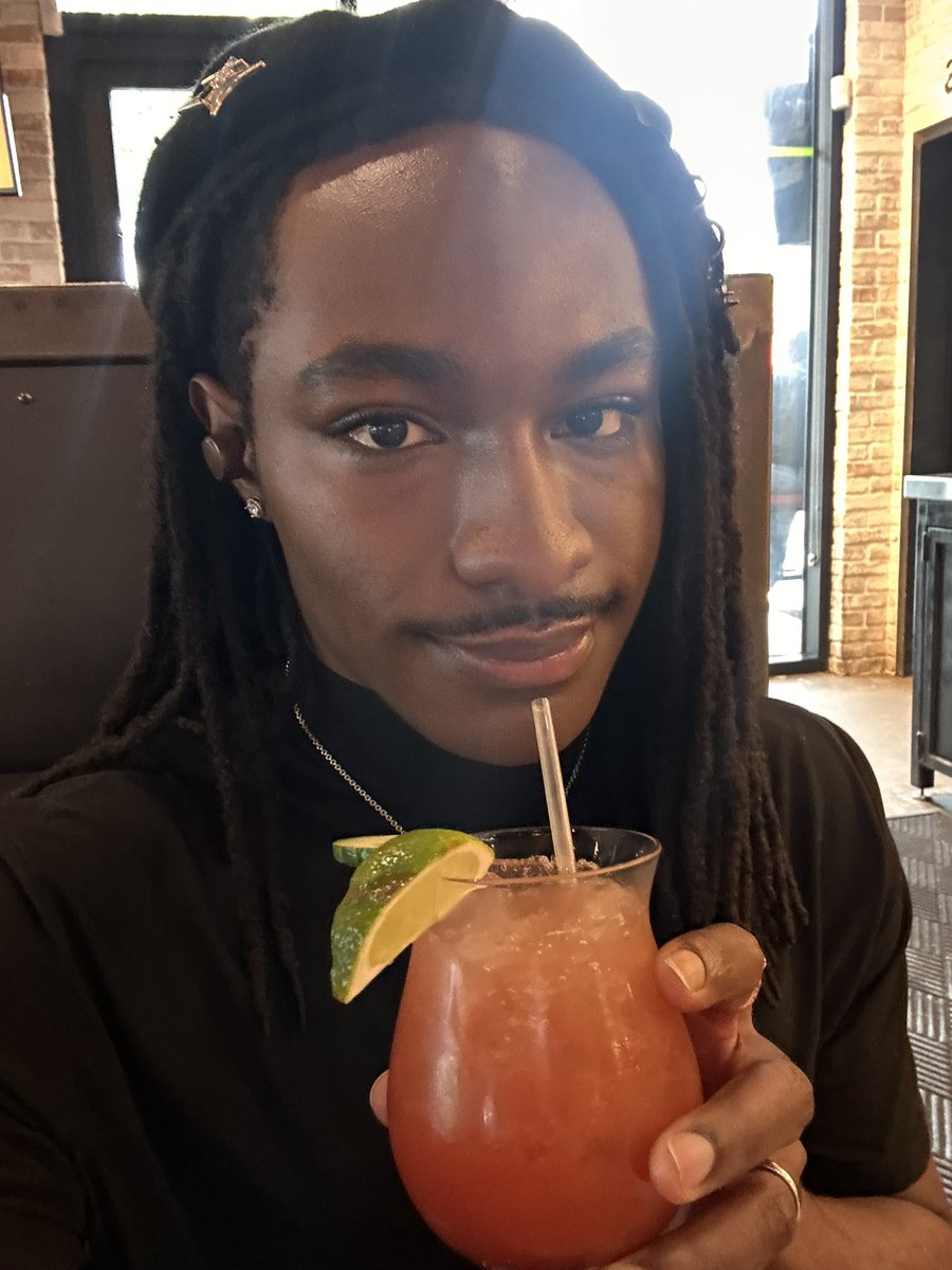 MUGL3RMUS3's tweet photo. Went on my first ever date today, and the person that took me out was…ME🥰✨ https://t.co/x18z2ZvfK6