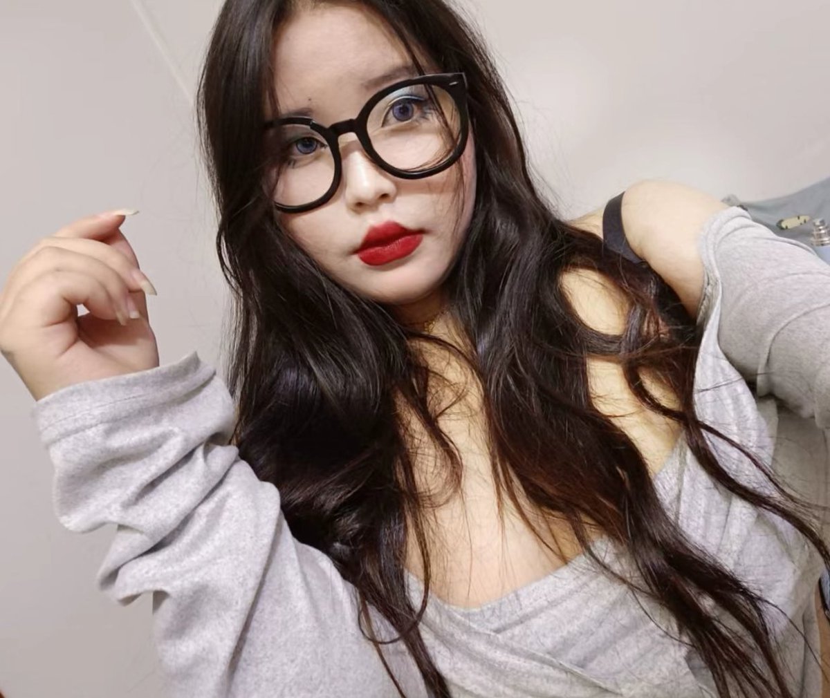 tututu00508's tweet photo. 这样��反差嘛，戴上眼镜就是清纯学生妹咯  #m #奶子 #反差 #bbw https://t.co/wvIk8aUPxh