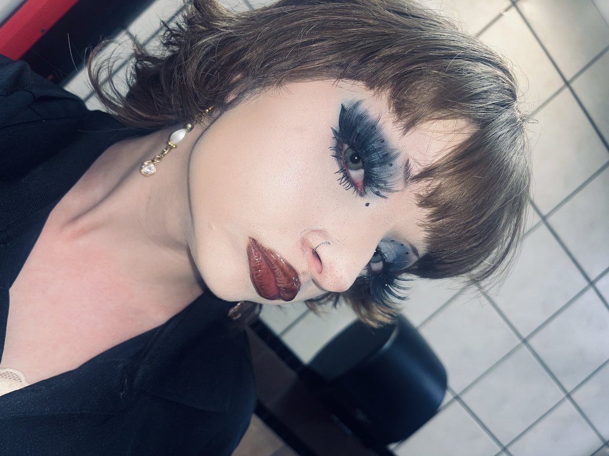 Livvieee444's tweet photo. My makeup from yesterday idk if I posted it or not. I’m so dizzy rn omg I’m wearing alike weights and fasting. My mantra is f0od is po1son idk if they’ll be weird about that phrase I censored it anyway. I’m stoned at work and was also yesterday https://t.co/pIvTaUR4eL