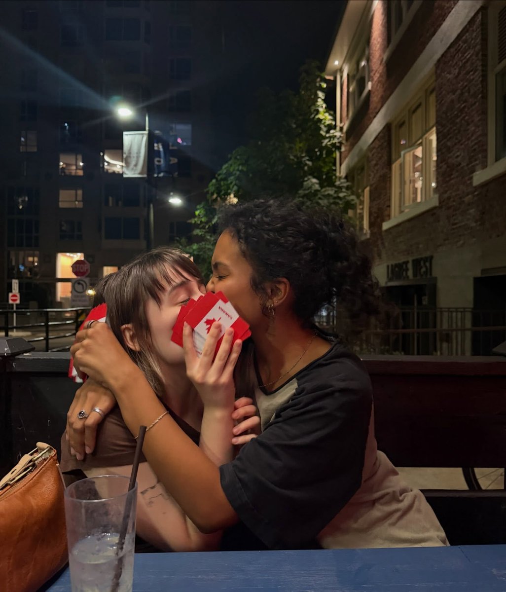 listvacervo's tweet photo. 🦋Para acalmar os ânimos de nós brasileiros, Mia Isaac apareceu postando um dump cheio de imagens com o elenco de Life is Strange 🥹

Mia e Tatum nos dando migalhas Marshfield, Mia e Tatum com o Faly invadindo, o elenco tirando uma foto com Tom Cullen (Jefferson)+🧵 (segue o fio) https://t.co/I67y4NgAtW