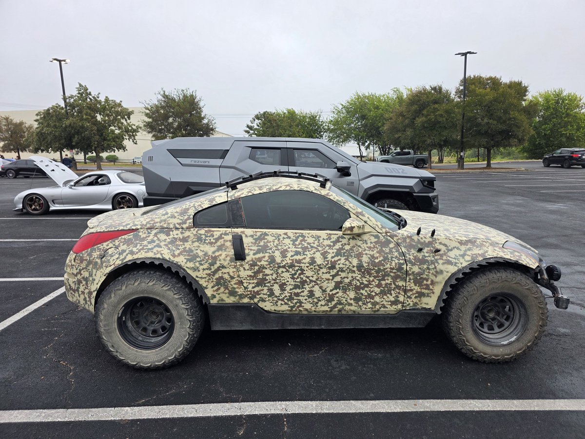 AustinRezvani's tweet photo. Making questionable alliances at #PistonsAtThePark https://t.co/1nOKeGJRs7