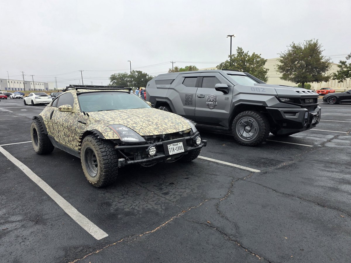 AustinRezvani's tweet photo. Making questionable alliances at #PistonsAtThePark https://t.co/1nOKeGJRs7