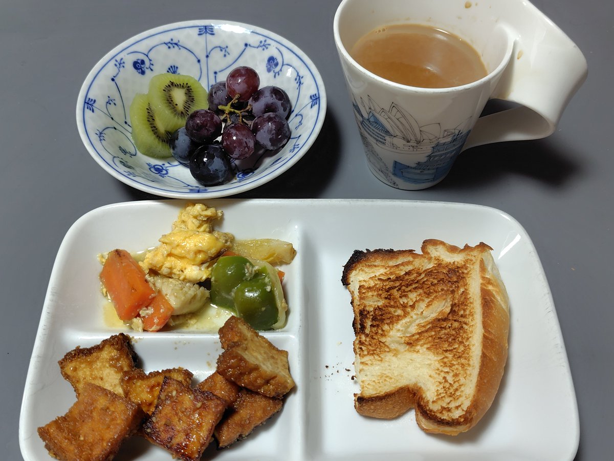 chokenko1's tweet photo. 今朝🥣🌅は542kcal。

長野から送ったりんご🍎が子どものところに届いて、孫👶が喜ぶ動画🎦を送ってくれました✨

「あまいにおいがするね〜🤱」
「うんうん👶」

可愛い〜〜♥️♥️

#カロママ　#ダイエット https://t.co/FqK3aeKkgF