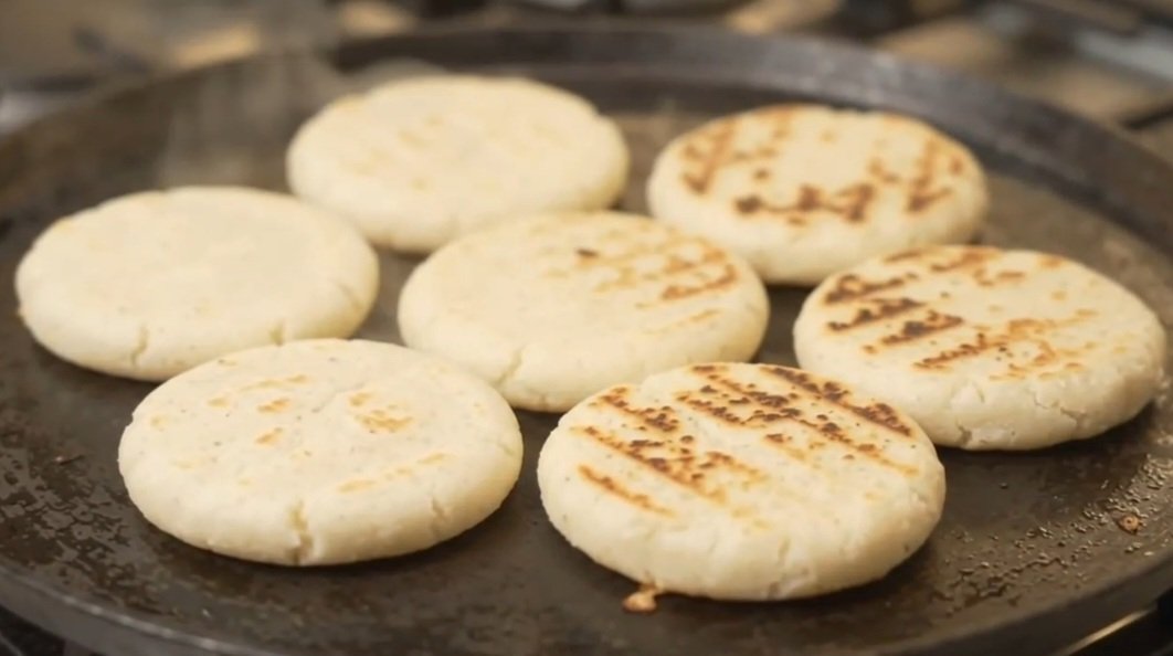 Venezuela_1000's tweet photo. UUFF!! 🚨🚨 AMORESSSSSS YA CASI LISTA MIS AREPAS 🫓🫓🫓🫓👈😉🤪 SE ACABÓ EL COMUNISMO VAMOS BRASIL 🇧🇷 VENEZUELA 🇻🇪 ESTA CONTIGO 💪💯 @FlavioBolsonaro @MariaCorinaYA @JMilei 🗽🇺🇸🇻🇪🇨🇺🇭🇳🇧🇷🇦🇷😉👀👇💯 https://t.co/TBeiknSwxF