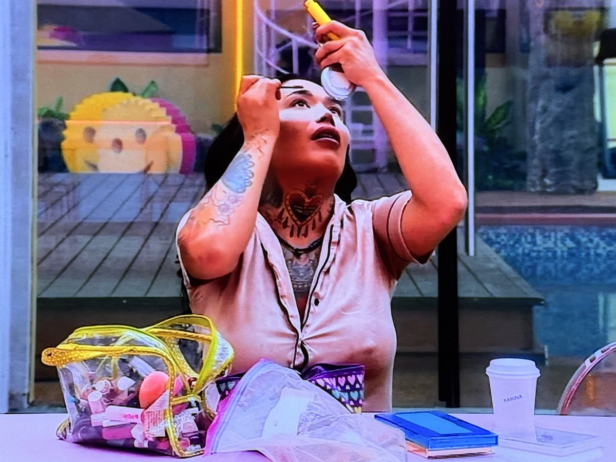 NeriMortalis's tweet photo. Como por qué Karina se está maquillando sola mientras a Mariana y a Gema las están arreglando arriba!? 🥹 pobre de mi Karina, cargó con toda la temporada y la tienen maquillándose como sirvienta en la cocina 🥹🥺😠

#LaCasaDeLosFamososMéxico
#LaCasaDeLosFamososMx https://t.co/eDOXcN8DLk