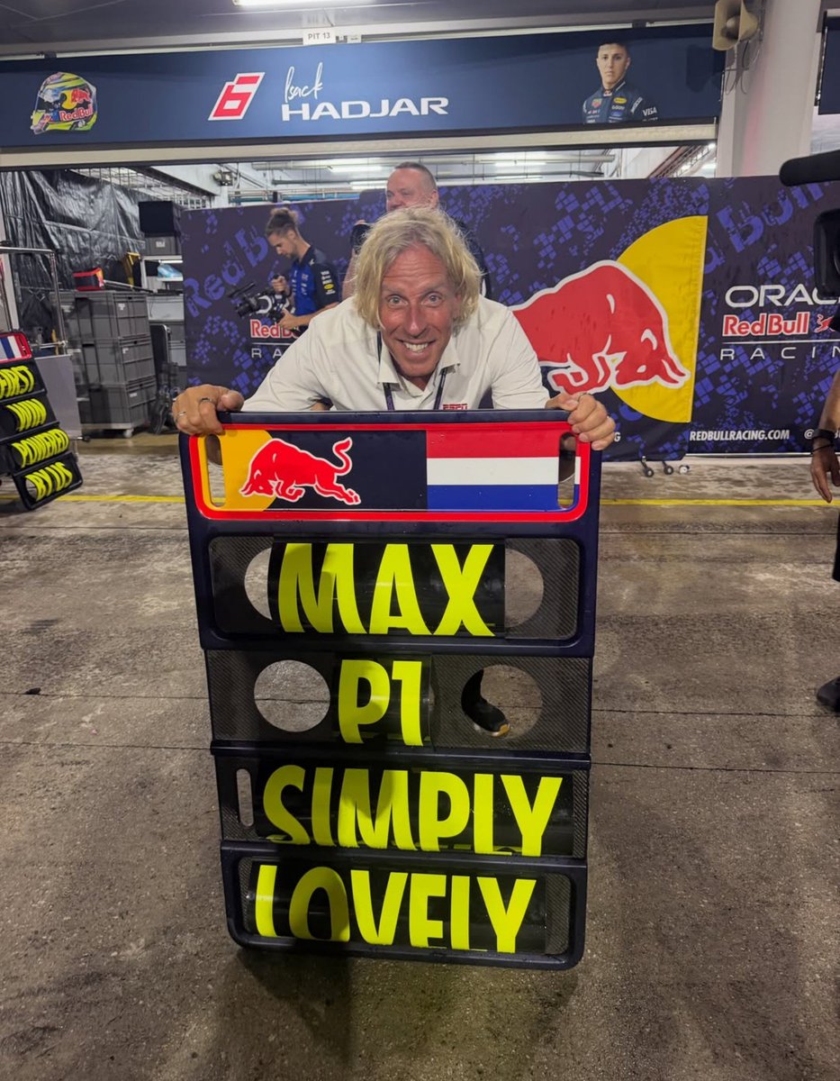 MaxArgento33's tweet photo. Fossaroli con el cartel de la victoria de Max Verstappen y el "SIMPLY LOVELY".

ES UN VERSTAPPENISTA MÁS. 👊🦁 https://t.co/Ncb4lqqKNr