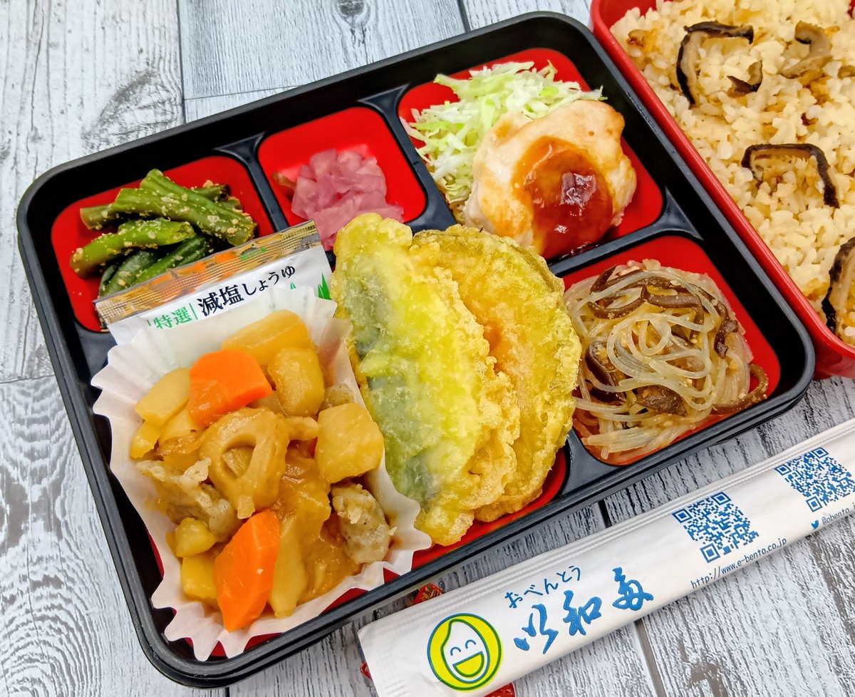 obento_iwata's tweet photo. 美味しいお米で椎茸茶飯✨
椎茸は天日に干すことで旨味成分である「グアニル酸」が何倍にも増します⤴️
ピリッと爽やかに香る青柚子胡椒がアクセントの地養鶏照焼と、椎茸の旨味香る茶飯は相性抜群です💕

#い和多　#お弁当　#スマートミール　#ランチ　#お昼ごはん　#デリバリー https://t.co/VP09UY7Fsz