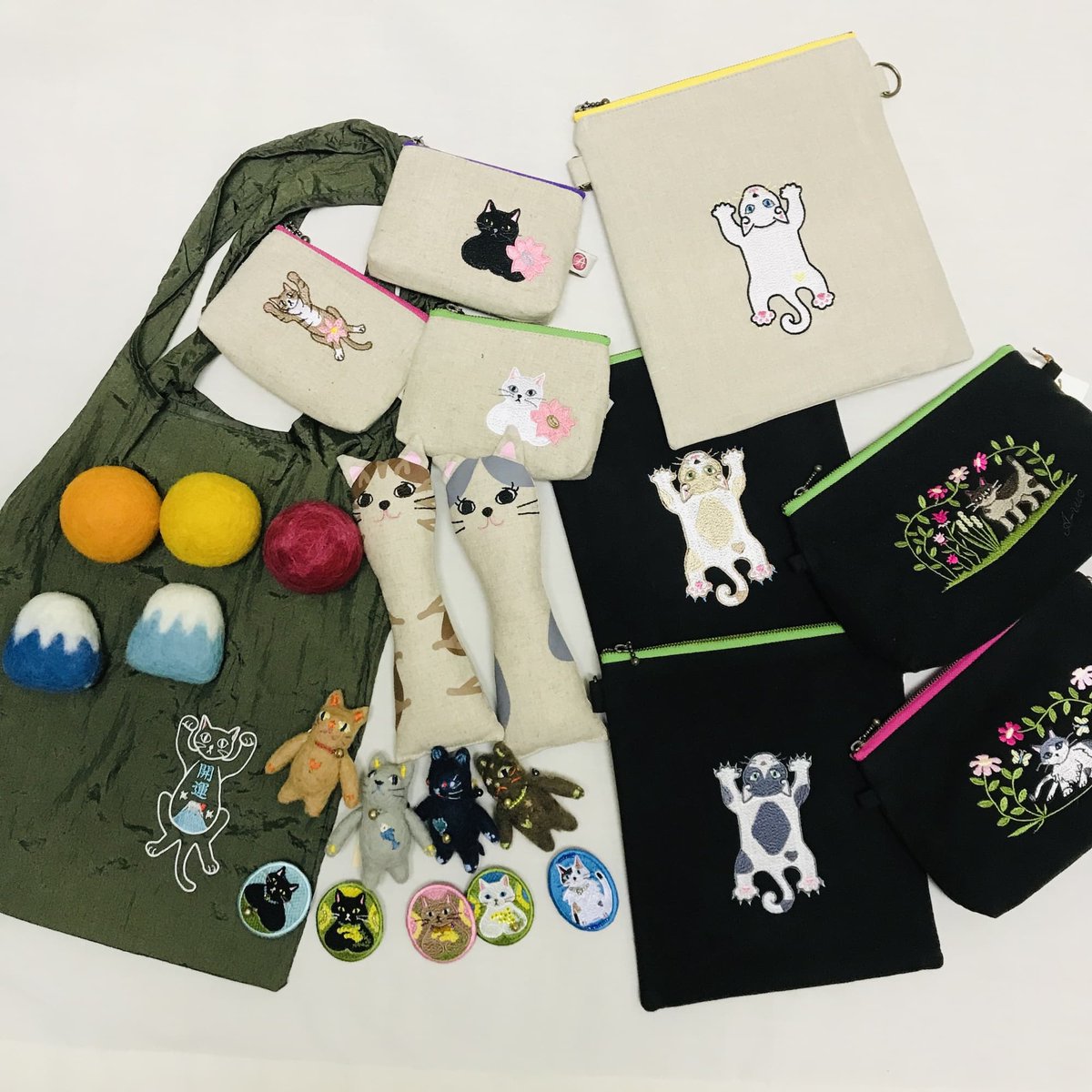 BookKasama's tweet photo. #26秋 にゃんぱら! 

#A-rue
[Tシャツ、フェルトボール]
「猫好きの為のスタイリッシュな刺繍雑貨」可愛いだけじゃない上品で洗練されたデザインの猫モチーフを日常になじむ形で表現しています
オリジナル刺繍のブローチやサコッシュ等ここでしか出会えないものをお届けします

10/24-25 #笠間工芸の丘 https://t.co/fXTV004PuT