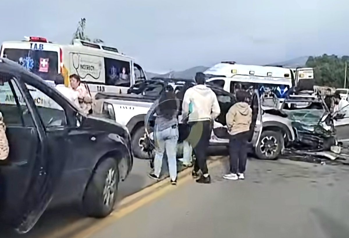 1anoticiass's tweet photo. 🚨 ¡FUERTE ACCIDENT€ EN LA VÍA #TIBASOSA–#SOGAMOSO! CHOQUE MÚLTIPLE DEJA VARIOS HERID0S.
Se espera información oficial sobre las causas del accidente y el estado de los afectados. Información: Página de Facebook Grupo Amarillo. https://t.co/Ww4yE7BhFT