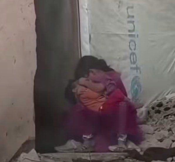 ros_sara2002's tweet photo. It's a disaster

Two little girls hugging each other out of fear under a tent that says UNICEF. https://t.co/KdOKAf3vwF
