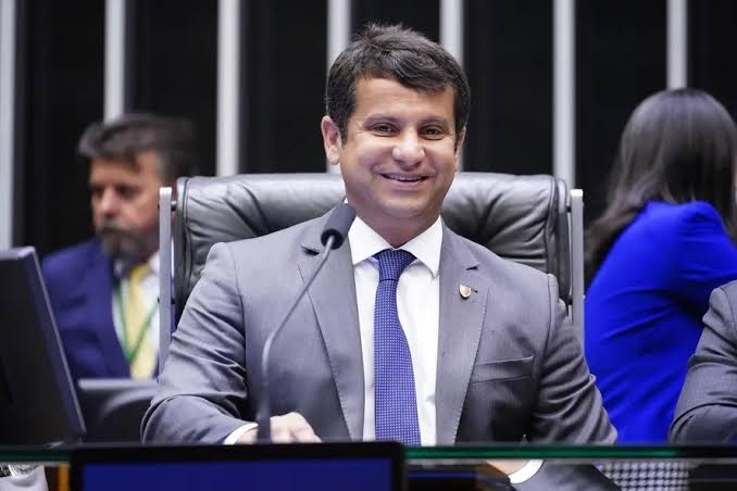 ZAMENZA's tweet photo. Dr. Luizinho (PP) foi associado a um escândalo em outubro de 2024 após a descoberta de que pacientes receberam órgãos infectados com o vírus HIV em transplantes testados por um laboratório ligado a seus familiares. Ele é o deputado federal MAIS VOTADO até agora no RJ. https://t.co/KSY7PeIwBG